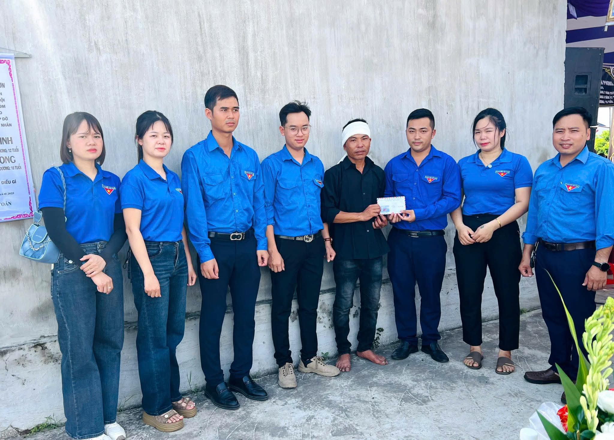 Đoàn Thanh niên cộng sản Hồ Chí Minh thăm hỏi tặng quà động viê  gia đình có 2 cháu bị đuối nước trên địa bàn xã.