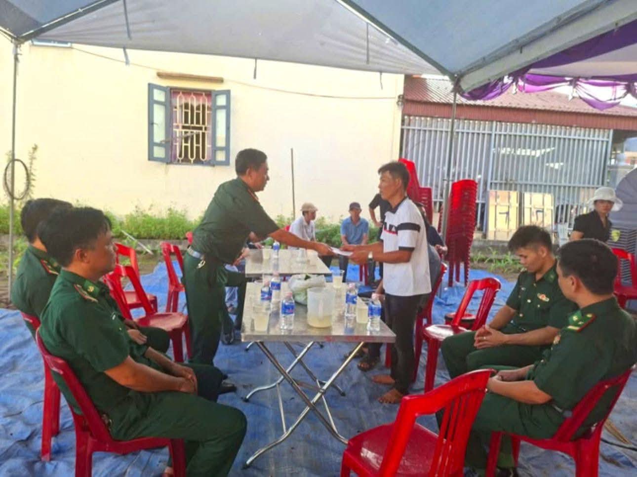 Đồn biên phòng cửa khẩu cảng Hải Thịnh thăm hỏi, động viên gia đình có 02 cháu bị đuối nước trên địa bàn