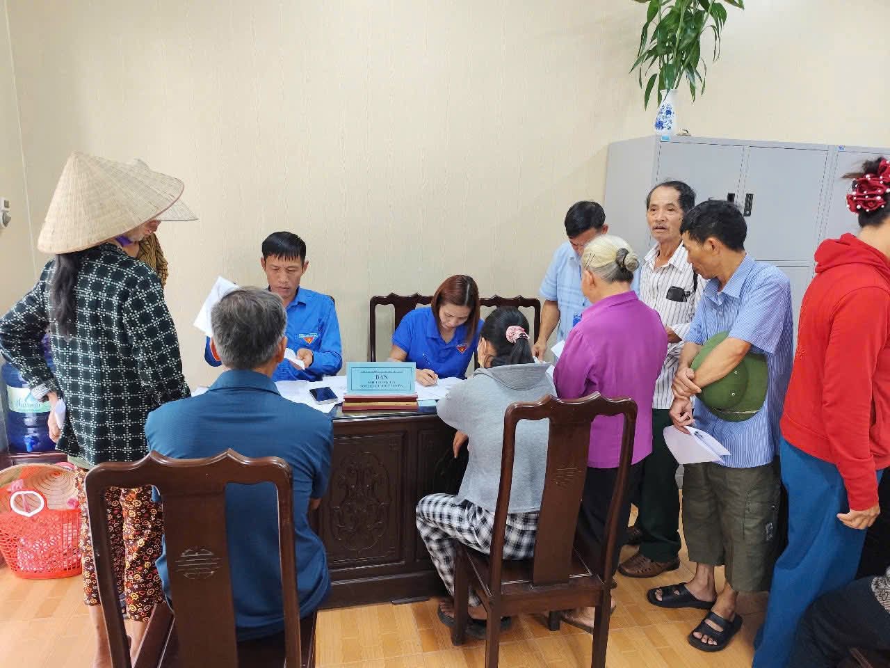 Đoàn Thanh niên xã Hải Thịnh hỗ trợ người dân làm thủ tục hành chính